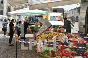Misure di contenimento al mercato cittadino di Mantova - NEWS - WORK