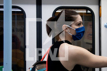 2020-05-18 - Passeggero con mascherina in metropolitana - FASE 2 DEL CONTENIMENTO DEL COVID-19, MISURE RESTRITTIVE PER LA RIPARTENZA - NEWS - HEALTH