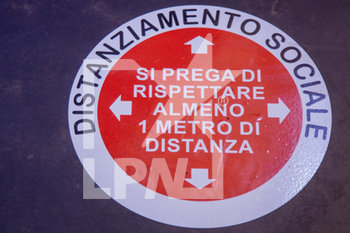 2020-05-18 - Cartellonistica distanziamento sociale a terra - FASE 2 DEL CONTENIMENTO DEL COVID-19, MISURE RESTRITTIVE PER LA RIPARTENZA - NEWS - HEALTH