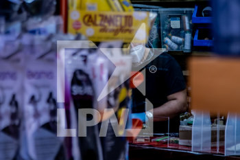 2020-05-18 - Negozio: postazione commerciante coperta con plexiglass con piccola apertura per servire e commerciante con mascherina e visiera protettiva - FASE 2 DEL CONTENIMENTO DEL COVID-19, MISURE RESTRITTIVE PER LA RIPARTENZA - NEWS - HEALTH