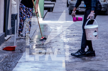 2020-05-18 - Negozio: pulizia stradale antistante l'attività commerciale - FASE 2 DEL CONTENIMENTO DEL COVID-19, MISURE RESTRITTIVE PER LA RIPARTENZA - NEWS - HEALTH