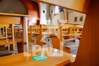 2020-05-18 - Panche con adesivi per mantenere la distanza tra le persone sedute in chiesa - INIZIATIVE E PROVVEDIMENTI PER LA FASE 2 DELL'EMERGENZA CORONAVIRUS (COVID-19) - NEWS - HEALTH