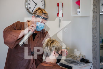 2020-05-18 - Apertura negozio di acconciatura, parrucchiera lavora con mascherina e visiera protettiva - INIZIATIVE E PROVVEDIMENTI PER LA FASE 2 DELL'EMERGENZA CORONAVIRUS (COVID-19) - NEWS - HEALTH