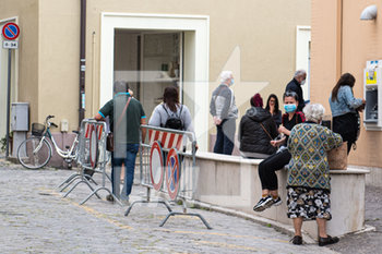 2020-05-18 - Gruppo di persone in attesa di entrare all'ufficio postale. - POST-LOCKDOWN - NEWS - HEALTH