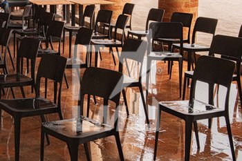 2020-05-18 - Pulizia e disinfezione delle sedie di un ristorante. - POST-LOCKDOWN - NEWS - HEALTH