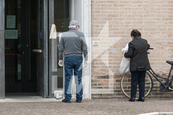 2020-05-18 - Due persone in attesa di entrare in banca con guanti e mascherine. - POST-LOCKDOWN - NEWS - HEALTH