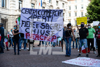 2020-05-18 - Ambulanti e fieristi protestano a Milano, davanti a Palazzo Marino in Piazza della Scala, per la mancata riapertura della loro attività imposta dal Governo durante la Fase 2 nell’ambito dell’emergenza Coronavirus (Covid-19) - PROTESTA DEGLI AMBULANTI E DEI FIERISTI CONTRO LA MANCATA RIAPERTURA DURANTE COVID-19 - NEWS - WORK