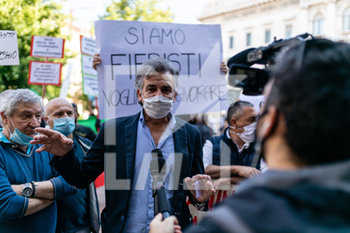 2020-05-18 - Ambulanti e fieristi protestano a Milano, davanti a Palazzo Marino in Piazza della Scala, per la mancata riapertura della loro attività imposta dal Governo durante la Fase 2 nell’ambito dell’emergenza Coronavirus (Covid-19) - PROTESTA DEGLI AMBULANTI E DEI FIERISTI CONTRO LA MANCATA RIAPERTURA DURANTE COVID-19 - NEWS - WORK