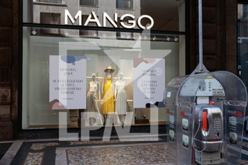 2020-05-18 - Cartelloni sulle vetrine dei negozi annunciano l’imminente riapertura dei negozi a Milano  - RIAPERTURA NEGOZI E RISTORANTI E LAVORI DI SANIFICAZIONE NELLA FASE 2 COVID-19 - NEWS - WORK