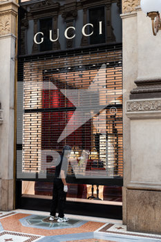 2020-05-18 - Pulizia di una vetrina prima della riapertura di un negozio di lusso in Galleria Vittorio Emanuele II a Milano - RIAPERTURA NEGOZI E RISTORANTI E LAVORI DI SANIFICAZIONE NELLA FASE 2 COVID-19 - NEWS - WORK