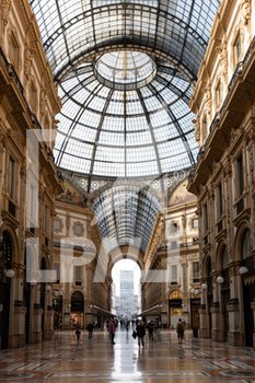 2020-05-18 - Galleria Vittorio Emanuele II a Milano - RIAPERTURA NEGOZI E RISTORANTI E LAVORI DI SANIFICAZIONE NELLA FASE 2 COVID-19 - NEWS - WORK