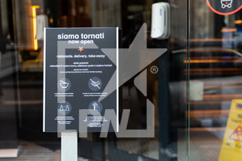 2020-05-18 - Cartelloni sulle vetrine dei negozi annunciano l’imminente riapertura dei negozi a Milano  - RIAPERTURA NEGOZI E RISTORANTI E LAVORI DI SANIFICAZIONE NELLA FASE 2 COVID-19 - NEWS - WORK