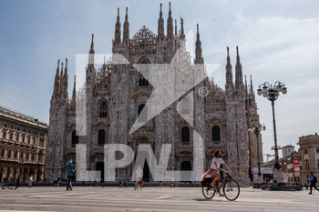 2020-05-18 - Duomo di Milano - RIAPERTURA NEGOZI E RISTORANTI E LAVORI DI SANIFICAZIONE NELLA FASE 2 COVID-19 - NEWS - WORK