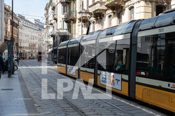 2020-05-18 - Tram in via Torino a Milano - RIAPERTURA NEGOZI E RISTORANTI E LAVORI DI SANIFICAZIONE NELLA FASE 2 COVID-19 - NEWS - WORK