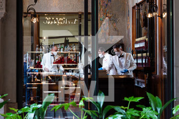 2020-05-18 - Riaprono i bar e ristoranti a Milano in Galleria Vittorio Emanuele II - RIAPERTURA NEGOZI E RISTORANTI E LAVORI DI SANIFICAZIONE NELLA FASE 2 COVID-19 - NEWS - WORK