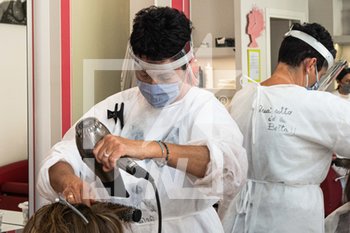 2020-05-19 - Dispositivi di protezione individuali delle parrucchiere per il rispetto delle norme di contenimento del contagio da Sars-CoV2. - APERTURA DELLE ATTIVITà DI PARRUCCHIERE. - NEWS - WORK