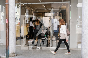 2020-05-19 - people queued before entering the store - MISURE ADOTTATE PER LA FASE 2 DELL'EMERGENZA COVID-19 A VARESE - NEWS - PLACES