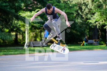 2020-05-19 - a boy practices skateboarding at the park - MISURE ADOTTATE PER LA FASE 2 DELL'EMERGENZA COVID-19 A VARESE - NEWS - PLACES