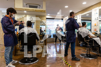 2020-05-19 - Parrucchieri al lavoro per tagliare i capelli ai loro clienti - RIAPERTURA PARRUCCHIERI SECONDO DISPOSIZIONI ANTI COVID-19 - NEWS - WORK