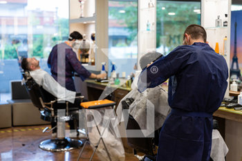 2020-05-19 - Parrucchieri al lavoro per tagliare i capelli ai loro clienti - RIAPERTURA PARRUCCHIERI SECONDO DISPOSIZIONI ANTI COVID-19 - NEWS - WORK