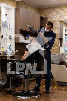 2020-05-19 - Un parrucchiere asciuga i capelli al cliente - RIAPERTURA PARRUCCHIERI SECONDO DISPOSIZIONI ANTI COVID-19 - NEWS - WORK