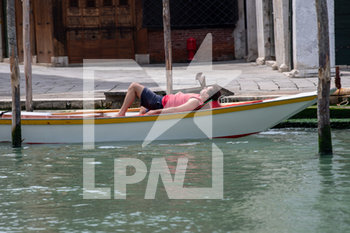 2020-05-20 - Persona senza mascherina prende il sole sulla barca ormeggiata lungo i canali. - FASE 2 DEL CONTENIMENTO DEL COVID-19, SITUAZIONE A VENEZIA - NEWS - PLACES