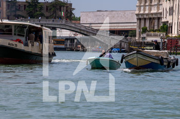 2020-05-20 - barche lungo il Canal Grande. - FASE 2 DEL CONTENIMENTO DEL COVID-19, SITUAZIONE A VENEZIA - NEWS - PLACES