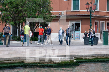 2020-05-20 - persone con mascherina che passeggiano per Venezia. - FASE 2 DEL CONTENIMENTO DEL COVID-19, SITUAZIONE A VENEZIA - NEWS - PLACES