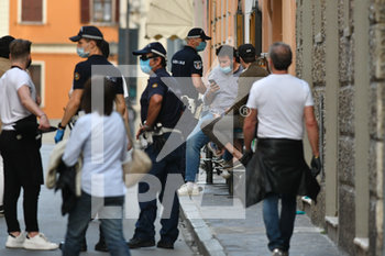2020-05-20 - Movida in centro città a Mantova e controlli forze dell'ordine - LA MOVIDA SERALE E I CONTROLLI IN CENTRO CITTà A MANTOVA - NEWS - PLACES
