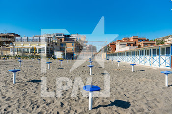 2020-05-20 - Posizionamento distanziato degli ombrelloni in spiaggia - LE SPIAGGE DEL LITORALE DI OSTIA NELLA FASE 2 DELL'EMERGENZA CORONAVIRUS - NEWS - PLACES