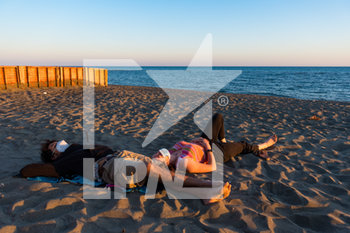 2020-05-20 - Persone si rilassano sulla spiaggia di Ostia con la mascherina - LE SPIAGGE DEL LITORALE DI OSTIA NELLA FASE 2 DELL'EMERGENZA CORONAVIRUS - NEWS - PLACES