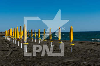2020-05-20 - Posizionamento distranziato degli ombrelloni sulla spiaggia di Fregene.  - LE SPIAGGE DEL LITORALE DI OSTIA NELLA FASE 2 DELL'EMERGENZA CORONAVIRUS - NEWS - PLACES