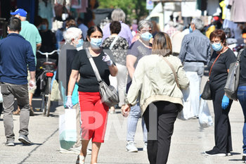 2020-05-21 - Persone al mercato con la mascherina - IL GRANDE MERCATO DI MANTOVA SPOSTATO IN ZONA STADIO - NEWS - PLACES