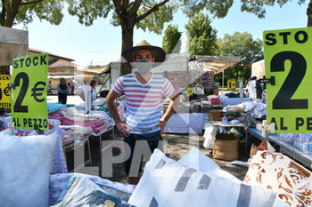2020-05-21 - Ambulante del mercato con la mascherina - IL GRANDE MERCATO DI MANTOVA SPOSTATO IN ZONA STADIO - NEWS - PLACES