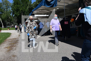 2020-05-21 - Persone con la mascherina durante il mercato - IL GRANDE MERCATO DI MANTOVA SPOSTATO IN ZONA STADIO - NEWS - PLACES