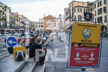 2020-05-22 - Controlli delle Forze dell'Ordine per Evitare Assembramenti - Uno dei cartelli indicanti uso di mascherina e distanziamento sociale - CONTROLLI ANTI ASSEMBRAMENTO DURANTE LA FASE 2 DELL'EMERGENZA COVID-19 - NEWS - HEALTH