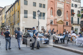 2020-05-22 - Controlli delle Forze dell'Ordine per Evitare Assembramenti - Agenti di Polizia e Polizia Locale durante i controlli - CONTROLLI ANTI ASSEMBRAMENTO DURANTE LA FASE 2 DELL'EMERGENZA COVID-19 - NEWS - HEALTH