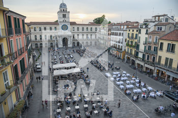 2020-05-22 - Controlli delle Forze dell'Ordine per Evitare Assembramenti - Disposizione dei Tavoli nella Piazza - CONTROLLI ANTI ASSEMBRAMENTO DURANTE LA FASE 2 DELL'EMERGENZA COVID-19 - NEWS - HEALTH