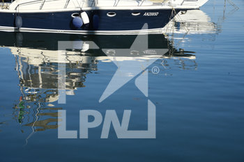 2020-05-23 - Imbarcazione al Porto - RIAPERTURA STABILIMENTI BALNEARI NELLA RIVIERA DEL CONERO PER LA FASE 2 DELL'EMERGENZA COVID-19 - NEWS - PLACES