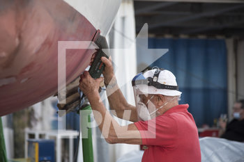 2020-05-23 - Lavori di manutenzione su imbarcazione - RIAPERTURA STABILIMENTI BALNEARI NELLA RIVIERA DEL CONERO PER LA FASE 2 DELL'EMERGENZA COVID-19 - NEWS - PLACES
