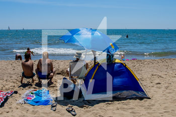 2020-05-25 - Bagnanti in spiaggia - RIAPERTURA DEGLI STABILIMENTI BALNEARI A CATANIA NELLA FASE 2 DELL'EMERGENZA CORONAVIRUS - NEWS - PLACES