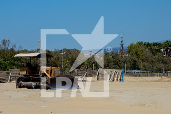 2020-05-25 - Pulizia spiaggia - RIAPERTURA DEGLI STABILIMENTI BALNEARI A CATANIA NELLA FASE 2 DELL'EMERGENZA CORONAVIRUS - NEWS - PLACES