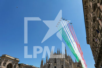2020-05-25 - Sorvolo delle Frecce Tricolori su Piazza del Duomo a Milano il 25 maggio 2020. - SORVOLO FRECCE TRICOLORI SU MILANO - REPORTAGE - EVENTS