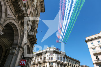 2020-05-25 - Sorvolo delle Frecce Tricolori su Piazza del Duomo a Milano il 25 maggio 2020. - SORVOLO FRECCE TRICOLORI SU MILANO - REPORTAGE - EVENTS