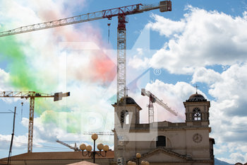 2020-05-26 - Italia, L'Aquila, 26 maggio 2020 - Le frecce tricolori sorvolano il capoluogo abruzzese - GIRO D'ITALIA DELLE FRECCE TRICOLORI A L'AQUILA - REPORTAGE - EVENTS