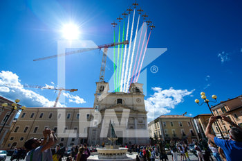 2020-05-26 - Italia, L'Aquila, 26 maggio 2020 - Le frecce tricolori sorvolano il capoluogo abruzzese - GIRO D'ITALIA DELLE FRECCE TRICOLORI A L'AQUILA - REPORTAGE - EVENTS
