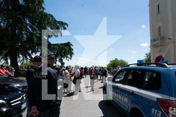2020-05-26 - Forze dell'ordine controllano eventuali assembramenti durante lo show - SORVOLO DELLE FRECCE TRICOLORE A PERUGIA  - REPORTAGE - EVENTS