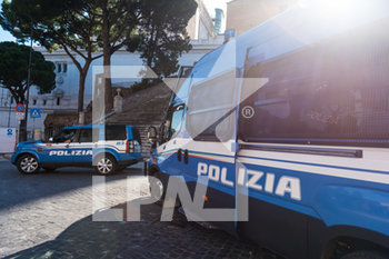 2020-06-02 - Polizia a Piazza Venezia Roma il 2 Giugno 2020 durante la Festa Dell Repubblica. - FRECCE TRICOLORE DURANTE LA FESTA DELLA REPUBBLICA - REPORTAGE - EVENTS