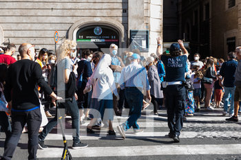 2020-06-02 - Persone attendono le Frecce Tricolore che volano su Piazza Venezia Roma il 2 Giugno 2020 durante la Festa Dell Repubblica. - FRECCE TRICOLORE DURANTE LA FESTA DELLA REPUBBLICA - REPORTAGE - EVENTS