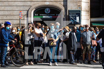 2020-06-02 - Persone attendono le Frecce Tricolore che volano su Piazza Venezia Roma il 2 Giugno 2020 durante la Festa Dell Repubblica. - FRECCE TRICOLORE DURANTE LA FESTA DELLA REPUBBLICA - REPORTAGE - EVENTS